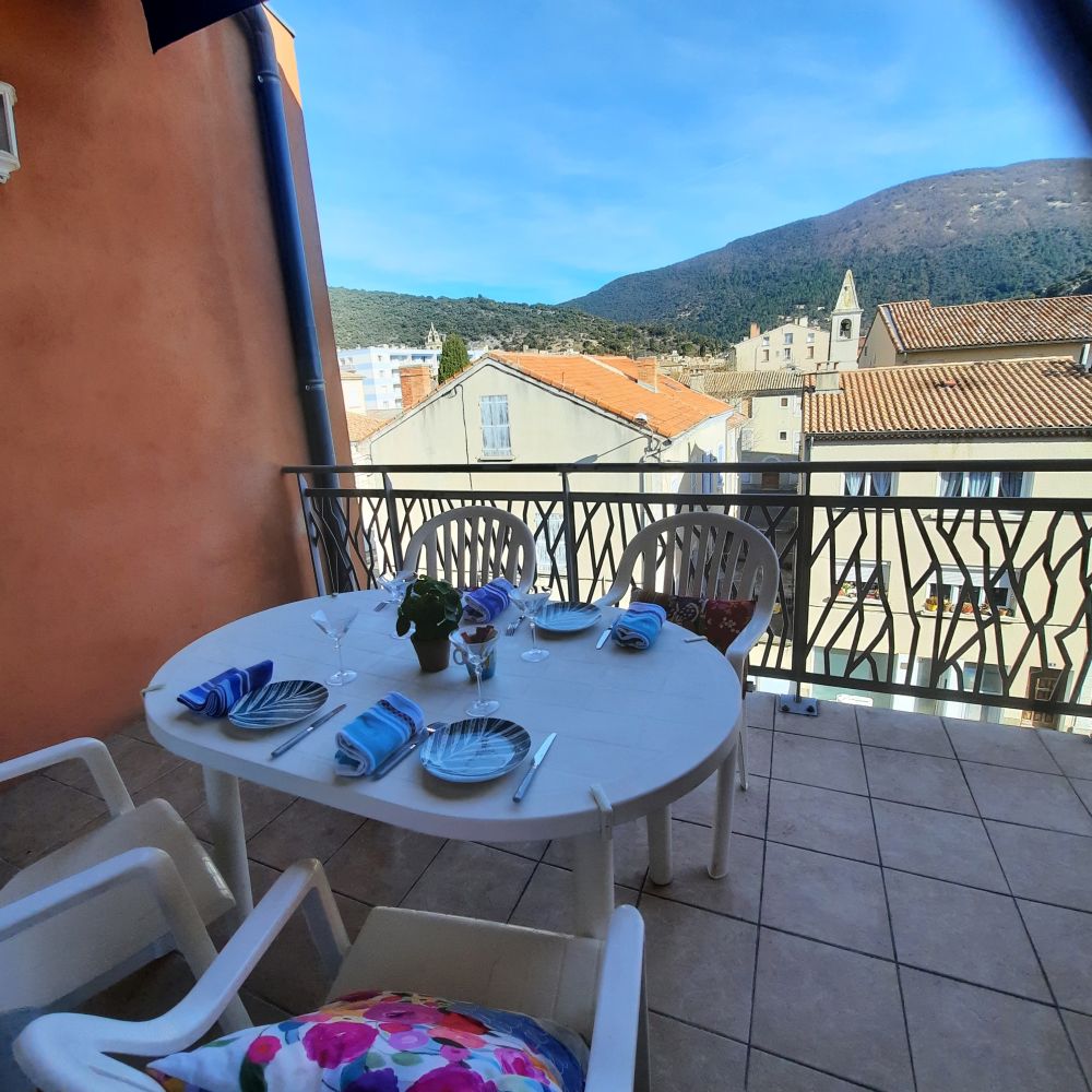 balcon avec vue sur le paysage et la ville
